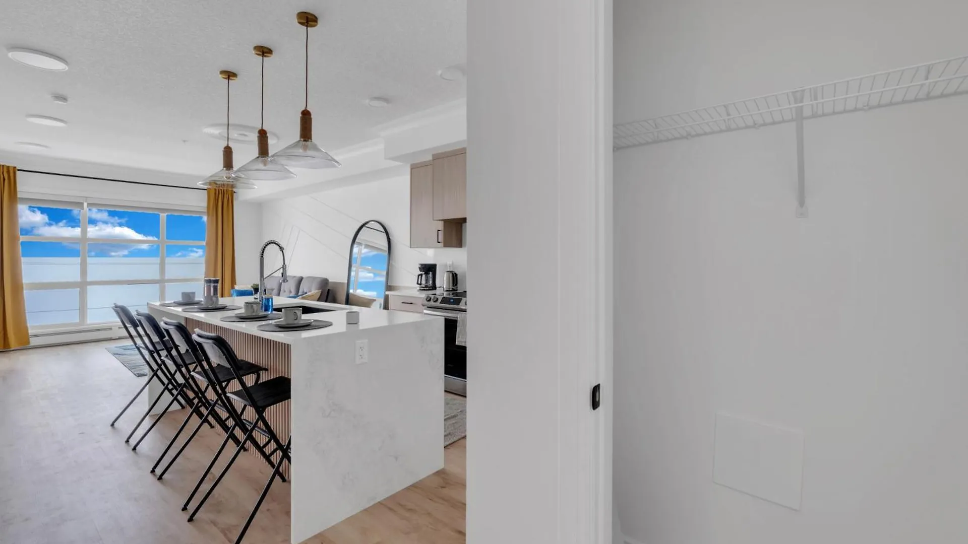 Comfortable Retreat In Currie Calgary Apartment