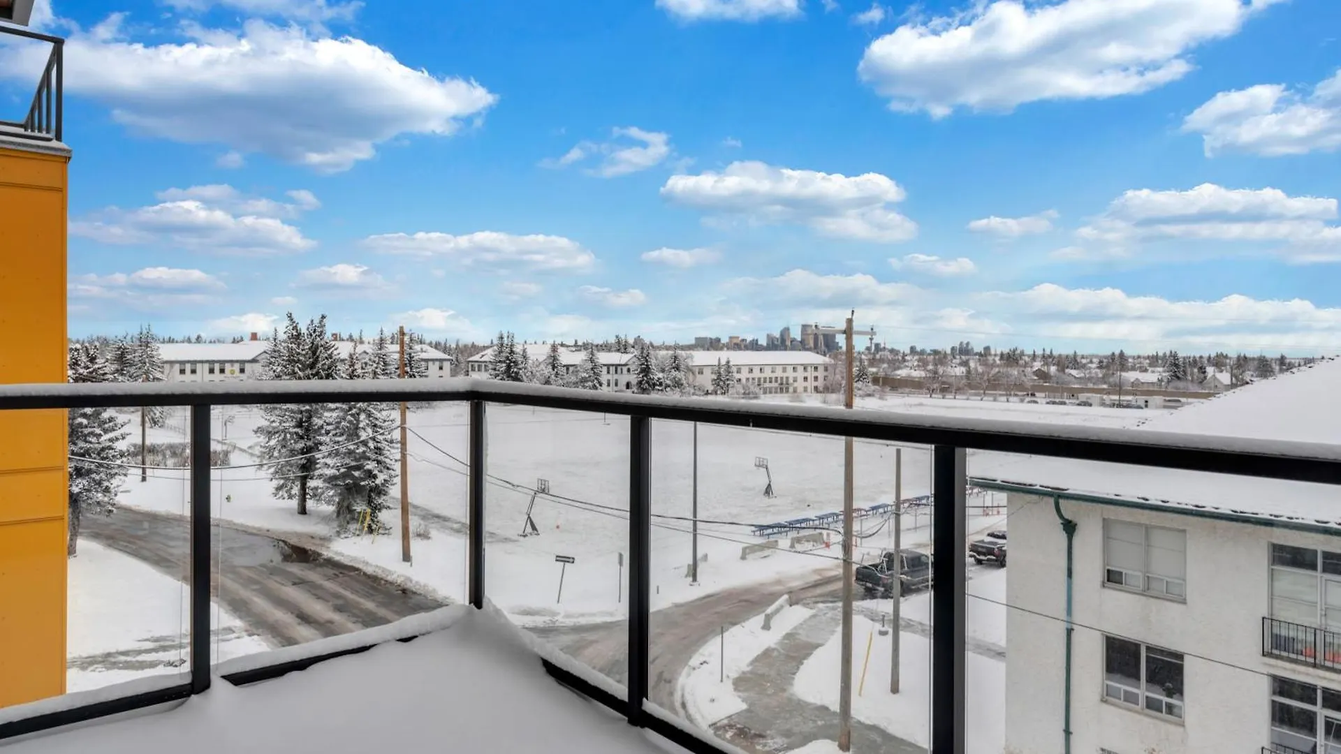Comfortable Retreat In Currie Calgary